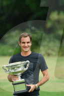 PEOPLE - Tennis: Roger Federer posiert mit dem Pokal vor Melbourne's Skyline