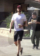 EXKLUSIV - Liam Hemsworth mit Freunden in Malibu unterwegs