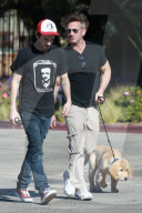 PEOPLE - Sean Penn spaziert mit dem Hund durch Malibu