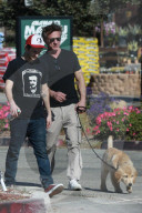 PEOPLE - Sean Penn spaziert mit dem Hund durch Malibu