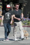 PEOPLE - Sean Penn spaziert mit dem Hund durch Malibu