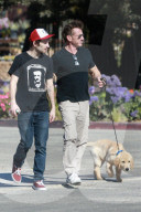 PEOPLE - Sean Penn spaziert mit dem Hund durch Malibu