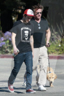 PEOPLE - Sean Penn spaziert mit dem Hund durch Malibu