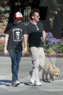 PEOPLE - Sean Penn spaziert mit dem Hund durch Malibu