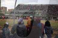 NEWS - Gaza: FlÃ¼chtlingslager Nuseirat:  Frauen verfolgen ein Fussballspiel hinter dem Zaun