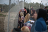 NEWS - Gaza: FlÃ¼chtlingslager Nuseirat:  Frauen verfolgen ein Fussballspiel hinter dem Zaun