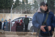 NEWS - Gaza: FlÃ¼chtlingslager Nuseirat:  Frauen verfolgen ein Fussballspiel hinter dem Zaun