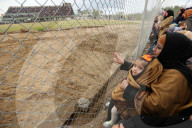 NEWS - Gaza: Flüchtlingslager Nuseirat:  Frauen verfolgen ein Fussballspiel hinter dem Zaun