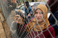 NEWS - Gaza: Flüchtlingslager Nuseirat:  Frauen verfolgen ein Fussballspiel hinter dem Zaun