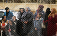NEWS - Gaza: Flüchtlingslager Nuseirat:  Frauen verfolgen ein Fussballspiel hinter dem Zaun