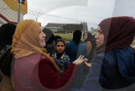 NEWS - Gaza: Flüchtlingslager Nuseirat:  Frauen verfolgen ein Fussballspiel hinter dem Zaun