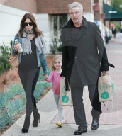 PEOPLE - Alec Baldwin mit seinen Girls in Brentwood unterwegs