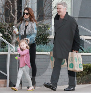 PEOPLE - Alec Baldwin mit seinen Girls in Brentwood unterwegs