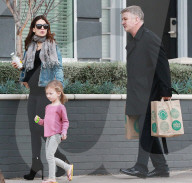 PEOPLE - Alec Baldwin mit seinen Girls in Brentwood unterwegs
