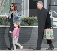 PEOPLE - Alec Baldwin mit seinen Girls in Brentwood unterwegs