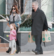 PEOPLE - Alec Baldwin mit seinen Girls in Brentwood unterwegs