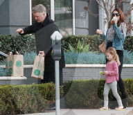 PEOPLE - Alec Baldwin mit seinen Girls in Brentwood unterwegs