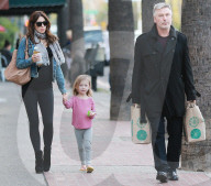 PEOPLE - Alec Baldwin mit seinen Girls in Brentwood unterwegs