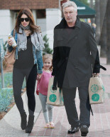PEOPLE - Alec Baldwin mit seinen Girls in Brentwood unterwegs
