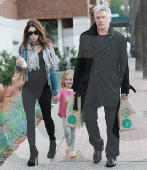 PEOPLE - Alec Baldwin mit seinen Girls in Brentwood unterwegs