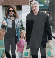 PEOPLE - Alec Baldwin mit seinen Girls in Brentwood unterwegs