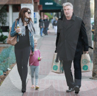 PEOPLE - Alec Baldwin mit seinen Girls in Brentwood unterwegs