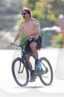 EXKLUSIV - Anthony Kiedis fährt sein Fahrrad aus