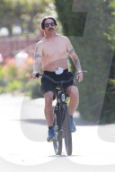 EXKLUSIV - Anthony Kiedis fährt sein Fahrrad aus