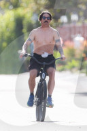EXKLUSIV - Anthony Kiedis fährt sein Fahrrad aus