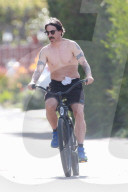 EXKLUSIV - Anthony Kiedis fährt sein Fahrrad aus