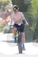 EXKLUSIV - Anthony Kiedis fährt sein Fahrrad aus