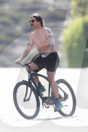 EXKLUSIV - Anthony Kiedis fährt sein Fahrrad aus