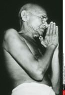 INDE: MAHATMA GHANDI EN 1946