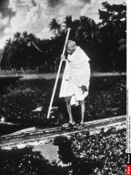 INDE: MAHATMA GHANDI EN 1946