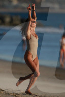 EXKLUSIV - Alessandra Ambrosio posiert am Strand von Malibu