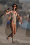 EXKLUSIV - Alessandra Ambrosio posiert am Strand von Malibu