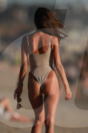 EXKLUSIV - Alessandra Ambrosio posiert am Strand von Malibu
