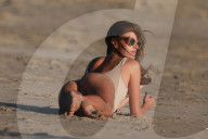 EXKLUSIV - Alessandra Ambrosio posiert am Strand von Malibu