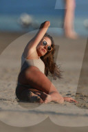 EXKLUSIV - Alessandra Ambrosio posiert am Strand von Malibu