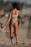 EXKLUSIV - Alessandra Ambrosio posiert am Strand von Malibu