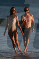 EXKLUSIV - Alessandra Ambrosio posiert am Strand von Malibu