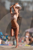 EXKLUSIV - Alessandra Ambrosio posiert am Strand von Malibu