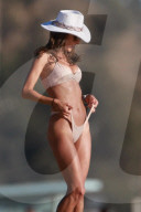 EXKLUSIV - Alessandra Ambrosio posiert am Strand von Malibu