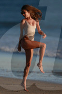 EXKLUSIV - Alessandra Ambrosio posiert am Strand von Malibu
