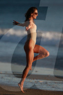EXKLUSIV - Alessandra Ambrosio posiert am Strand von Malibu