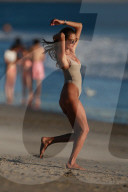 EXKLUSIV - Alessandra Ambrosio posiert am Strand von Malibu