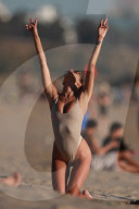 EXKLUSIV - Alessandra Ambrosio posiert am Strand von Malibu