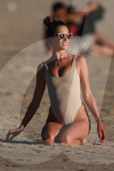 EXKLUSIV - Alessandra Ambrosio posiert am Strand von Malibu