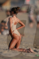 EXKLUSIV - Alessandra Ambrosio posiert am Strand von Malibu
