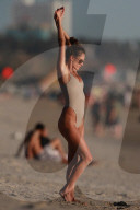 EXKLUSIV - Alessandra Ambrosio posiert am Strand von Malibu